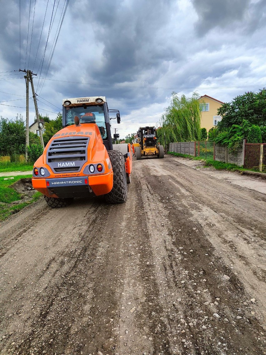 Prace na przebudowywanej drodze w Kurzelowie.