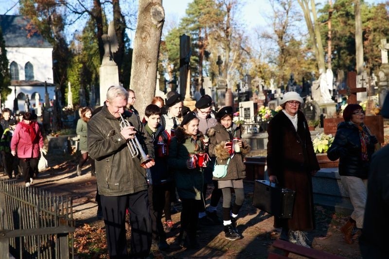 Harcerze Chorągwi Białostockiej odwiedzili groby bliskich druhów (zdjęcia, wideo)