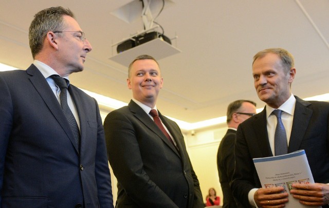 Od lewej: Bartłomiej Sienkiewicz, Tomasz Siemoniak, Donald Tusk. W raporcie komisji ds. wpływów rosyjskich wskazano, że komisja rekomenduje niepowierzanie im zadań, stanowisk i funkcji publicznych związanych z odpowiedzialnością za bezpieczeństwo państwa.
