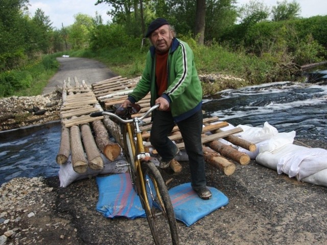 Droga w Sielicach w gminie Pokój latem 2010 roku. Jej zalanie spowodowała niedrożność rowów. Dziś są oczyszczone.