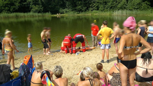 Najprawdopodobniej urazem kręgosłupa zapłaci nastoletni chłopak za skok na główkę do płytkiej wody w parku Trendla w Słupsku.