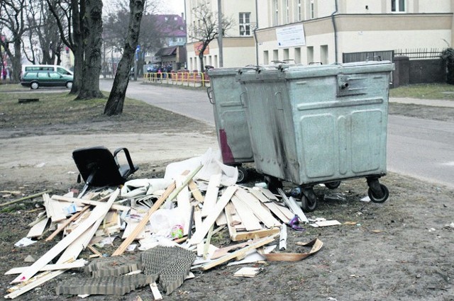 - Na ulicy Szymanowskiego przy jednym z budynków pojemniki na śmieci stoją w pasie zieleni. Nieładnie to wygląda - mówi czytelnik.