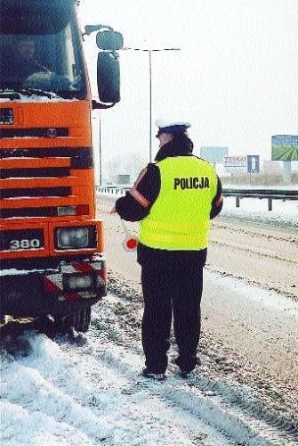 Fot. Archiwum: W Polsce obowiązek noszenia kamizelek ostrzegawczych mają: policja, służby drogowe i ratunkowe. Prawdopodobnie w przyszłym roku obejmie to również kierowców. Natomiast w Austrii obowiązkowym wyposażeniem auta oprócz trójkąta, apteczki jest