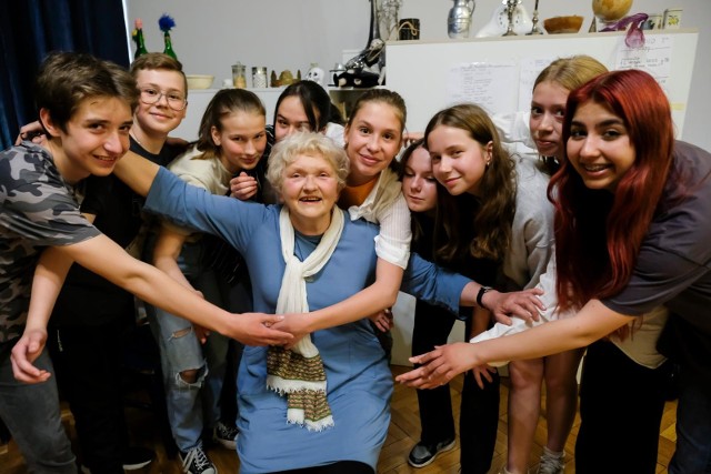 Lucyna Sowińska ze swoimi uczniami w Studiu P.