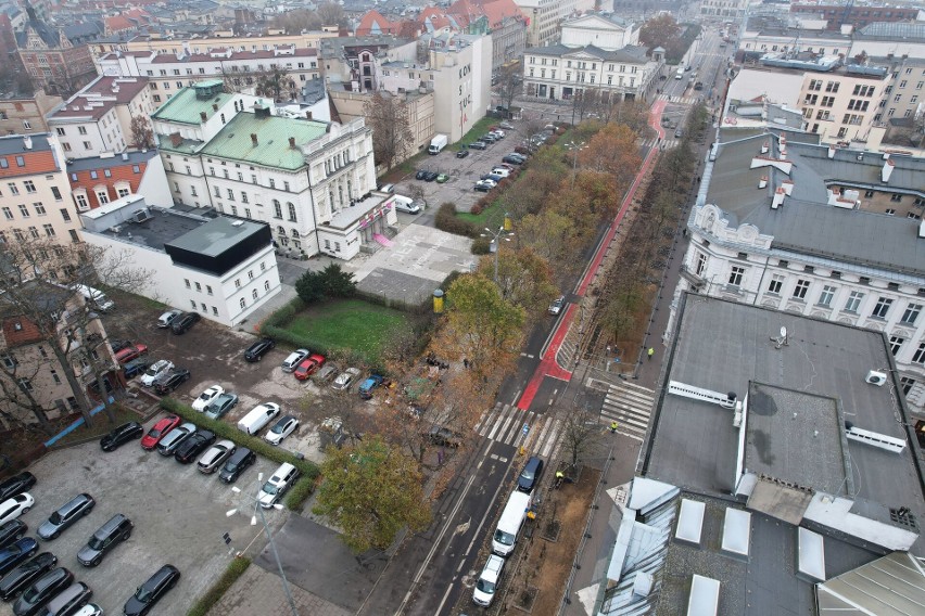 Czerwona kokarda pojawiła się na budynkach w Poznaniu. Powód jest ważny!