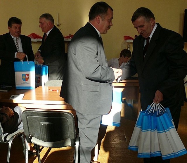 Przewodniczący Rady Powiatu Jerzy Bała rozdawał ze starostą Ryszardem Maciejczykiem prezenty samorządowcom.