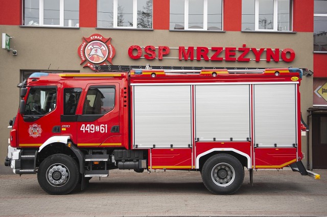 Wóz strażacki marki Volvo od soboty stoi już w garażu OSP Mrzeżyno.