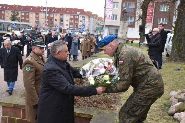 Przedstawiciele władz miejskich, duchowieństwa, szkół oraz wojska złożyli kwiaty przed pomnikiem Ofiar Bolszewizmu przy koszalińskiej katedrze