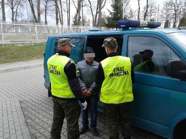 Dziesięciu nielegalnych imigrantów zatrzymali funkcjonariusze Bieszczadzkiego Oddziału Straży Granicznej.