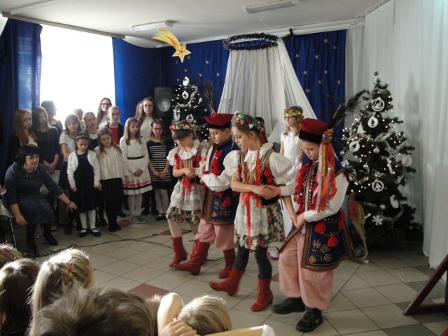 Podczas jasełek dzieciaki tańczyły krakowiaka przebrane w krakowski strój.