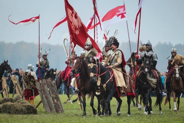 Podczas wydarzenia będziemy świadkami: - pokazów wojska - gawędy historycznej - przybycia hetmana J.K. Chodkiewicza - prezentacji wojsk (Husaria, Pancerni, Tatarzy, Szlachta, Piechta) - uroczystego przemarszu Banderii ulicą Suraską oraz Młynową - Zanim się rozpoczęła armia Rzeczypospolitej przemaszerowała około 125km w dwa dni - mówi Marcin Zabłudowski. - Był to wyczyn wyjątkowy, bo składała się ona nie tylko z kawalerii, ale również z piechoty, licznych wozów i na dodatek ciągnęła za sobą działa.