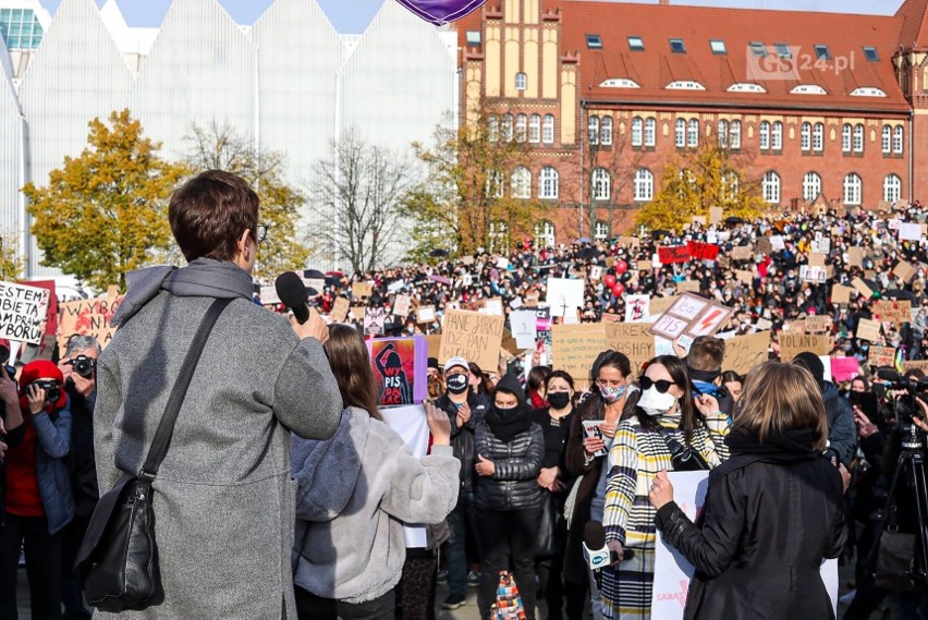 Prof. Inga Iwasiów podczas protestów w Szczecinie