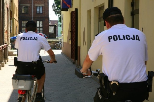 Policjanci na rowerach patrolują między innymi Miasto Kazimierzowskie. 