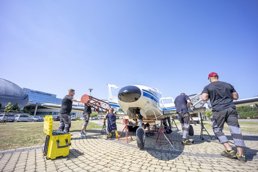 Samolot PZL M-20 „Mewa” stanął przed budynkami Politechniki Rzeszowskiej [ZDJĘCIA]