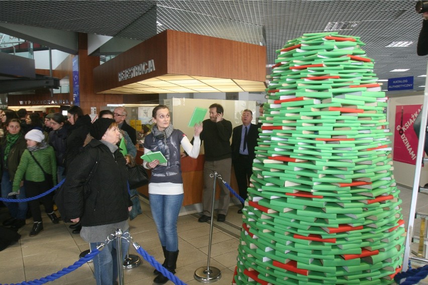 Choinka z książek w Bibliotece Śląskiej staneła w 2014 r.