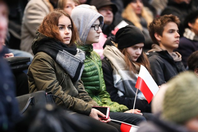 Prezydent Andrzej Duda przyjechał we wtorek do Hajnówki. Prezydent RP odwiedzi sobór św. Trójcy i zjadł obiad na plebanii kościoła pw. Podwyższenia Krzyża Świętego. W amfiteatrze miejskim spotkał się z mieszańcami miasta. Dzisiaj prezydent pojedzie jeszcze do Siemiatycz.Bądź na bieżąco. Współczesna.pl to aktualne informacje z woj. podlaskiego i części woj. warmińsko-mazurskiego. POLUB NAS na Facebooku:Gazeta Współczesna