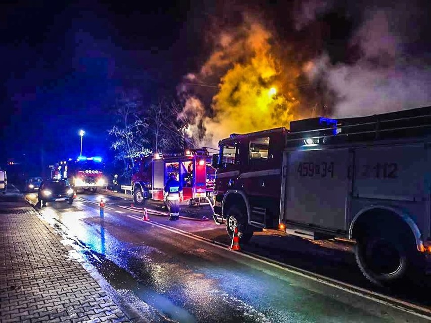 Lubomierz. Siedem straży pożarnych gasiło nocny pożar drewnianego budynku