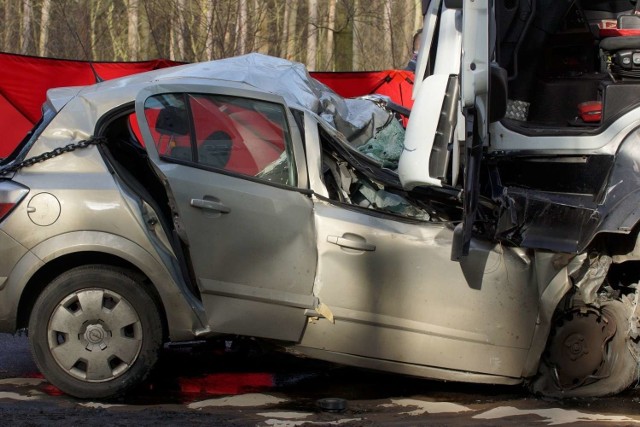 Jedna osoba zginęła w wypadku, jaki miał miejsce w czwartek, 25 lutego w Gołuchowie. Na drodze krajowej nr 12 doszło do czołowego zderzenia samochodu osobowego z ciężarówką. Przejdź do kolejnego zdjęcia --->