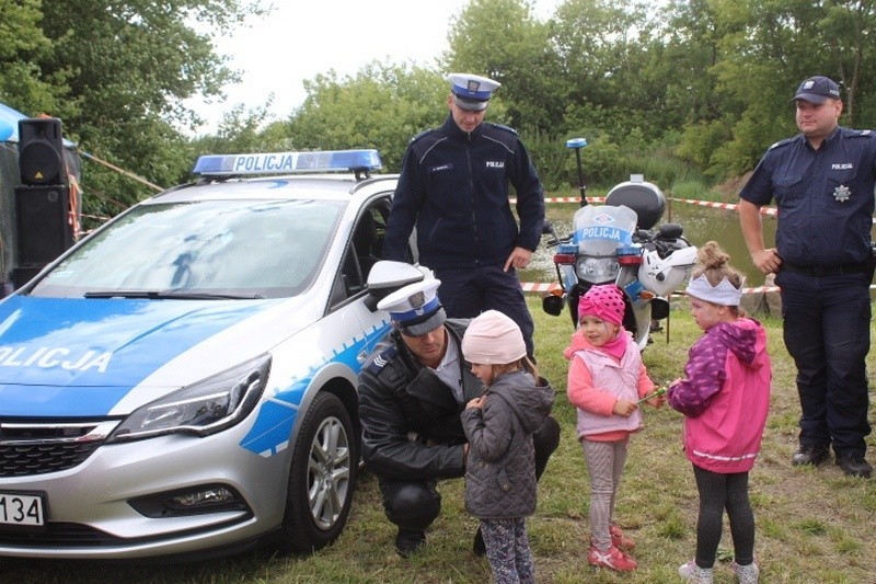 Radziejowski policjanci na wakacjach! Na festynach i piknikach propagują bezpieczny wypoczynek. Tak było w Smarglinie