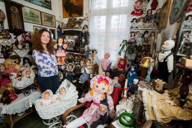 Bydgoszczanka Anna Pawlak kolekcjonuje lalki, które pamiętają ubiegłe stulecie. Na razie zajmują pokój w mieszkaniu pani Anny, która jednak bardzo chce w Bydgoszczy otworzyć Dom Lalek - trzymamy kciuki, by pomysł udało się zrealizować!
