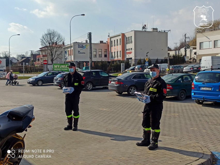 Koronawirus. W Rzeszowie strażacy z OSP rozdają za darmo maseczki [ZDJĘCIA]