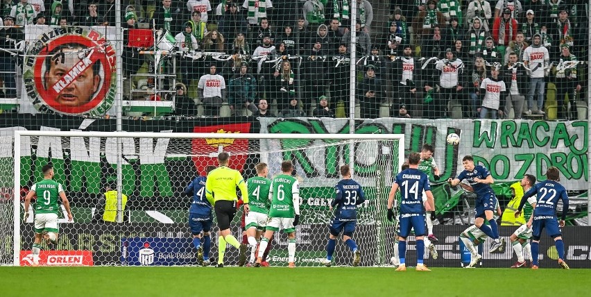 Lechia Gdańsk musi wygrywać, żeby się utrzymać w PKO Ekstraklasie. Gra na zero z tyłu i remisy to za mało