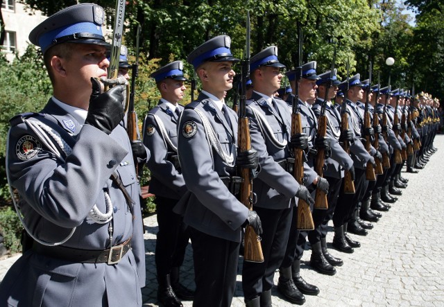 W 2014 r. do Komendy Wojewódzkiej Policji w Łodzi wpłynęło ponad 2,5 tys. podań o przyjecie do służby