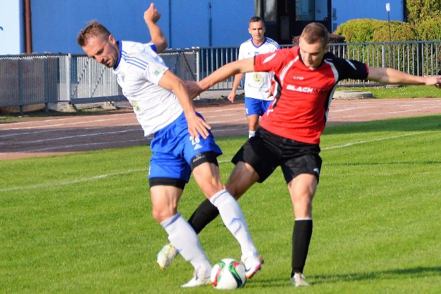 Marcin Pluta (z lewej) otworzył konto bramkowe Unii Oświęcim na boisku Sosnowianki.