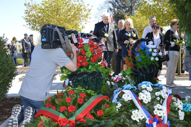 Delegacje składają wiązanki kwiatów na odnowionych mogiłach