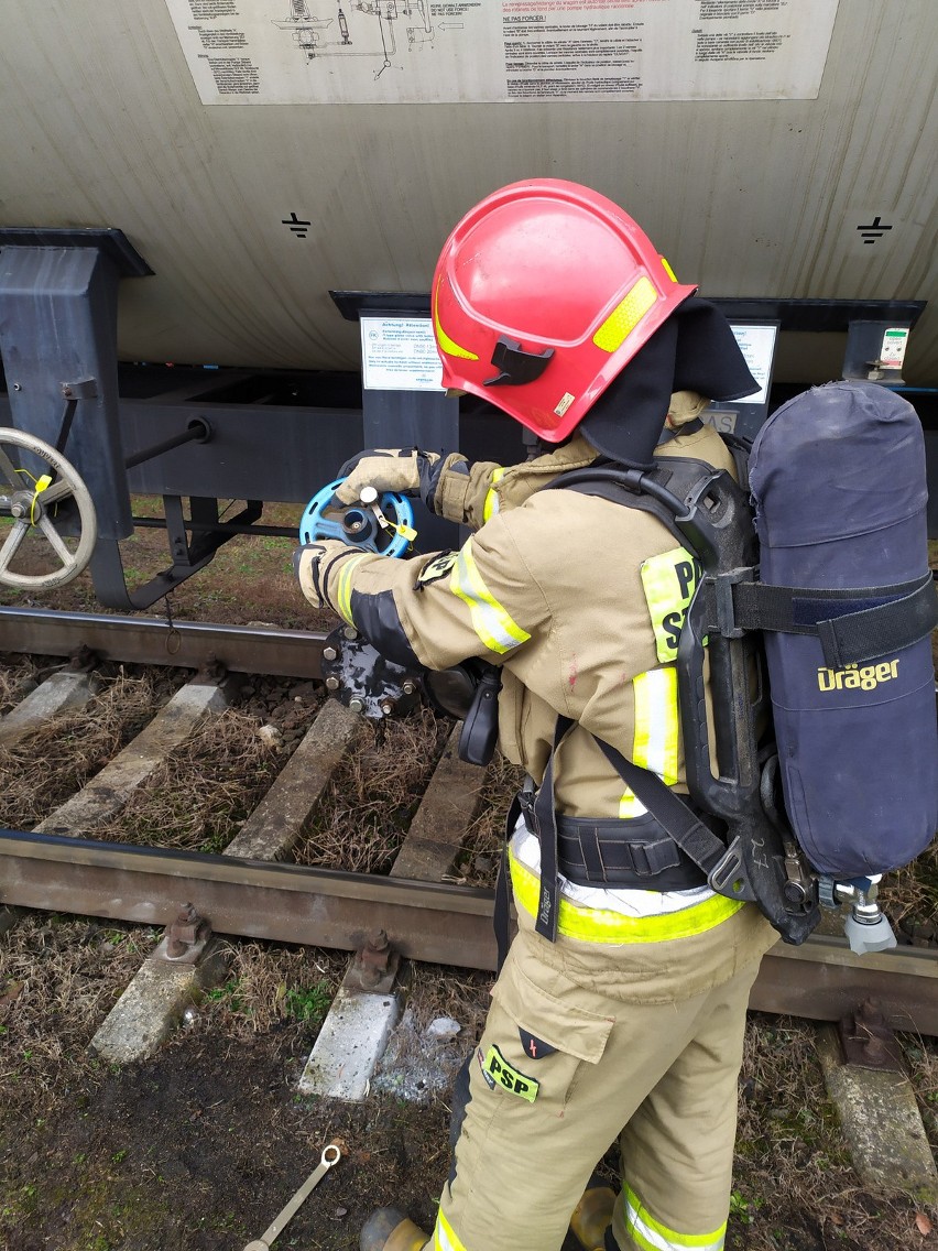 Z cysterny kolejowej znajdującej się na bocznicy w Łazach ulatniał się gaz. Konieczna była interwencja strażaków