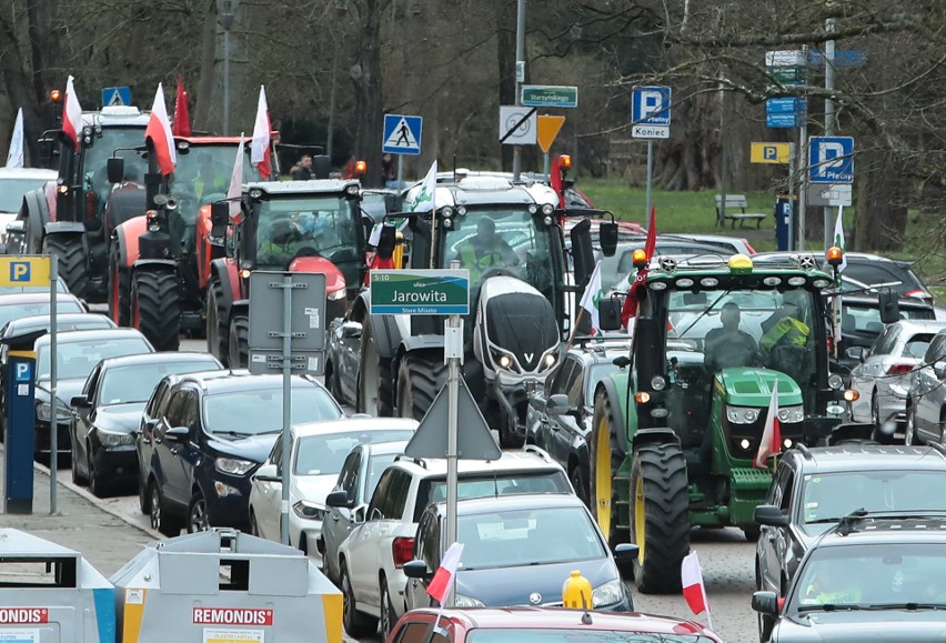 Protest rolników przed Urzędem Wojewódzkim w Szczecinie. "Nie damy rady wyżyć"