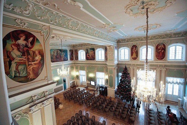 Reprezentacyjna aula czeka na pilny remont, bo woda cieknąca z poddasza powoduje zagrzybienie i niszczenie obrazów.