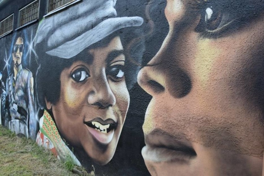Mural przedstawiający Michaela Jacksona jest w Lęborku. Największe takie graffiti w Polsce przedstawia historię kariery króla popu [zdjęcia]