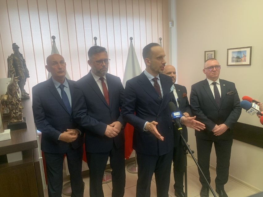Solidarna Polska nawołuje trzech europarlamentarzystów z...