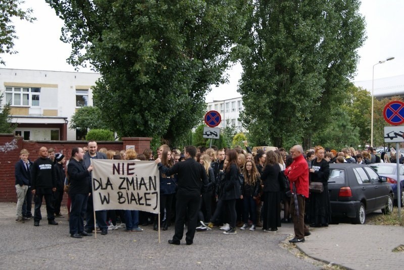 Uczniowie i rodzice spotkali się pod szkołą i przeszli przez...