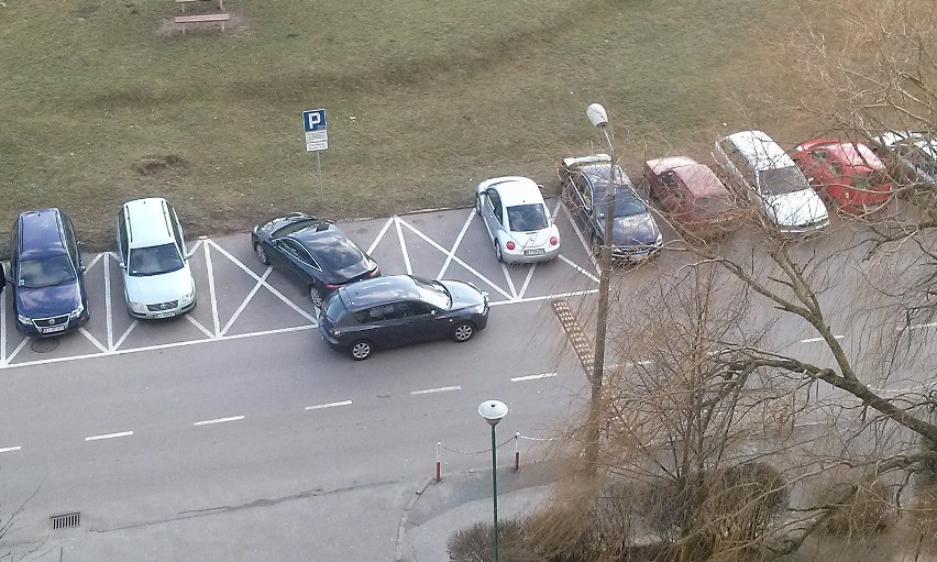 Parkowanie na chama w kampusie Politechniki Białostockiej