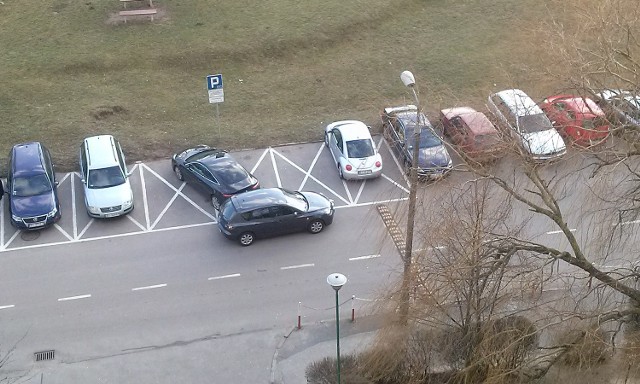 Parkowanie na chama w kampusie Politechniki Białostockiej