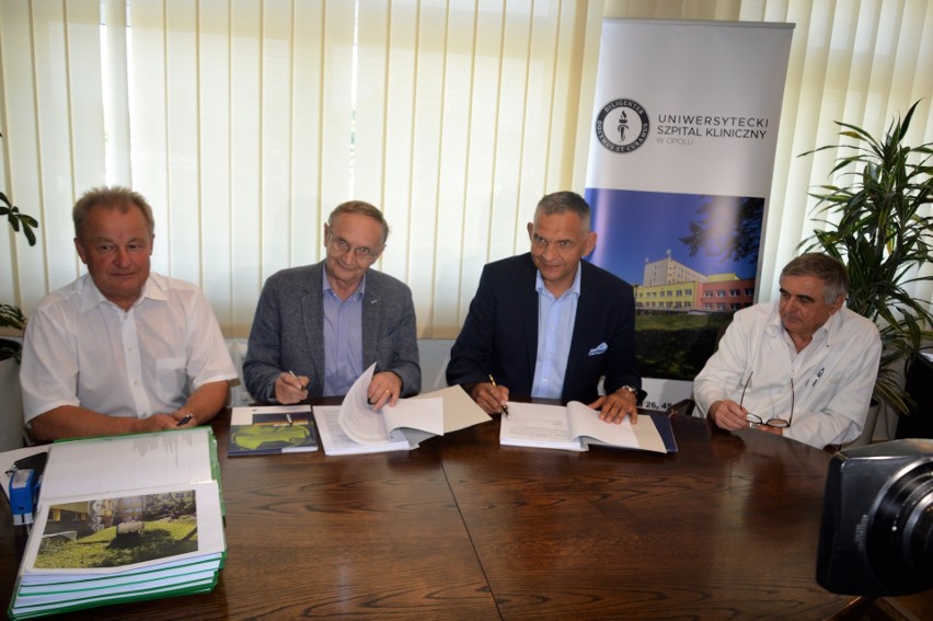 Umowę podpisali dyrektor generalny USK Dariusz Madera i...