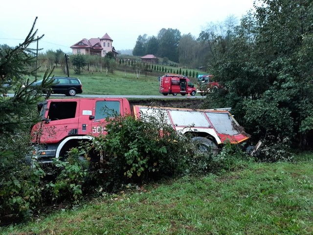 Na DK 19 wóz strażacki JRG Strzyżów wpadł do rowu.