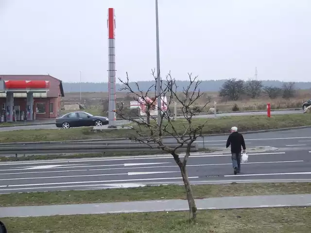 W tym miejscu nieopodal marketu Tesco ma być wytyczone nadziemne przejście nad drogą krajową nr 3. Ma połączyć miasto z osiedlem Nowe Polkowice. Będzie gotowe za rok.