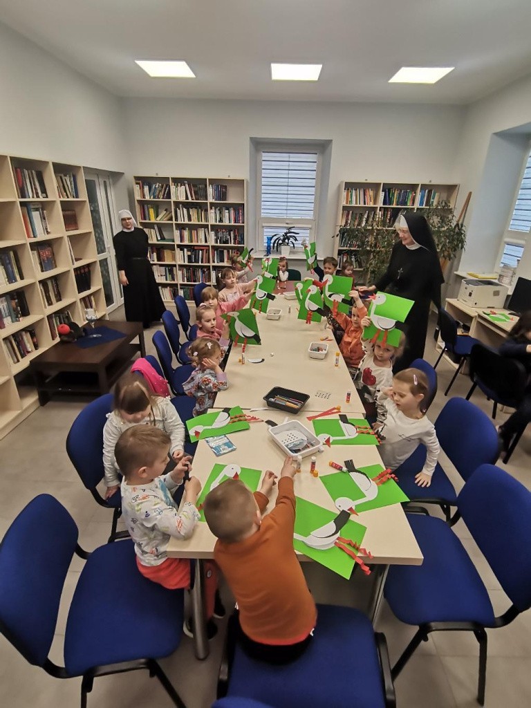 W Borkowicach przedszkolaczki miały zajęcia w bibliotece.