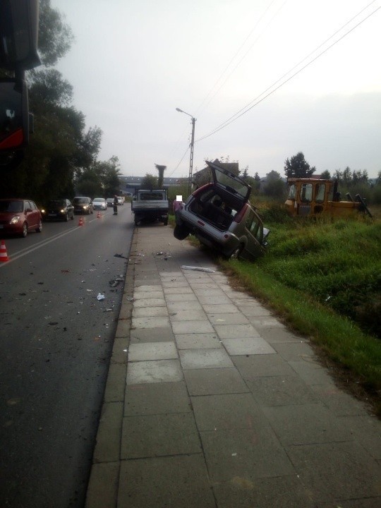 Osieczany. Jedna osoba trafiła do szpitala po wypadku na drodze powiatowej 