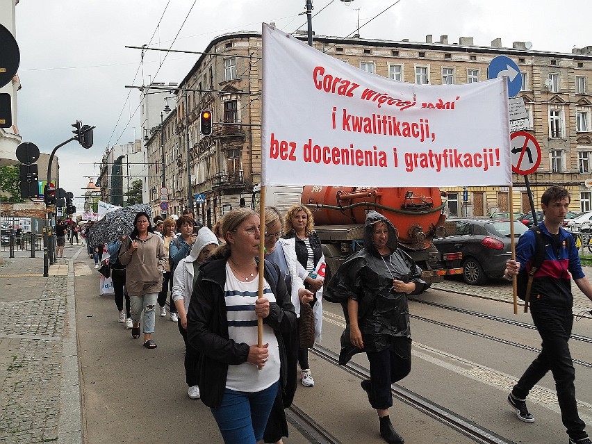 Władze Łodzi zerwały rozmowy ze strajkującymi pracownikami...