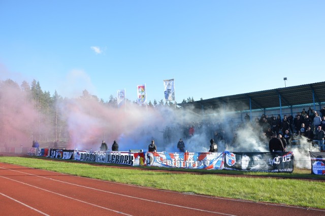 Derbowe, piłkarskie spotkanie Pogoni Lębork z Gryfem Słupsk (0:2) przyciągnęło na stadion miejski w Lęborku setki kibiców, w tym tych najzagorzalszych.