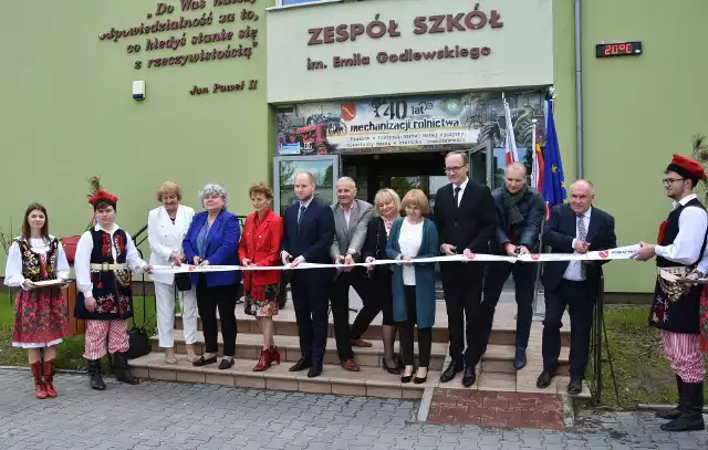 W Piotrkowicach Małych oficjalne zakończono modernizacje szkolnych obiektów i ich otoczenia