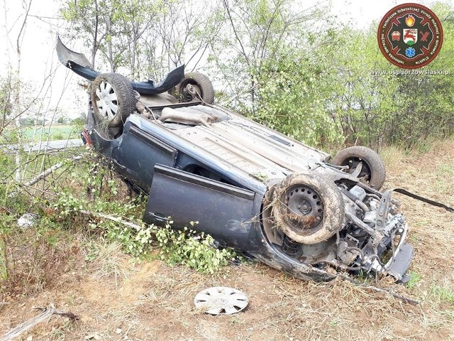 Do wypadku doszło w niedzielę o godz. 12.40  na drodze wojewódzkiej nr 487 między Praszką i Gorzowem Śląskim.Na łuku drogi kierowca citroena stracił panowanie nad kierownicą. Auto wypadło z drogi i dachowało. Według wstępnych ustaleń do wypadku doszło w wyniku niedostosowania prędkości do warunków na drodze. W wyniku wypadku obrażeń ciała doznały cztery osoby podróżujące w citroenie, w tym dwoje dzieci. Trzy karetki przetransportowały poszkodowanych do szpitala powiatowego w Oleśnie. Na szczęście, obrażenia poszkodowanych w wypadku okazały się niegroźne. Straty materialne oszacowano na 20 tysięcy zł.