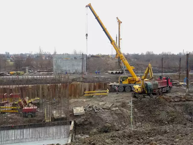 Trwają prace między innymi przy budowie nowego wiaduktu nad torami kolejowymi. Drogowcy nie zwalniają mimo zimy.