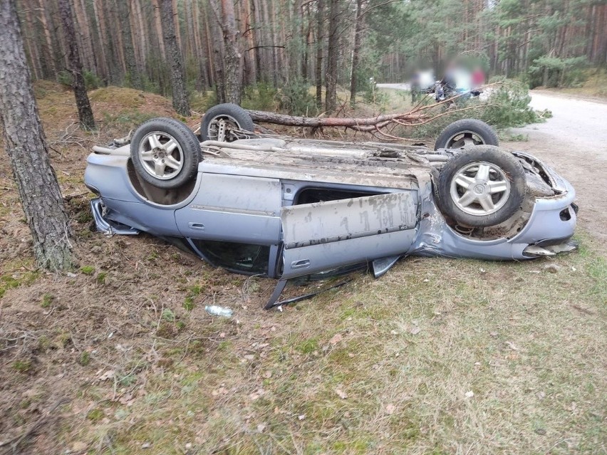 Wypadek w Nowym Bosewie. Samochód wypadł z drogi i uderzył w drzewo. Samochód dachował. 21.04.2022 Zdjęcia