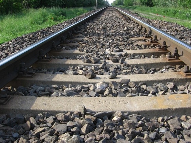 W Toruniu 26-latek wpadł pod pociąg. Mężczyzna nie żyje