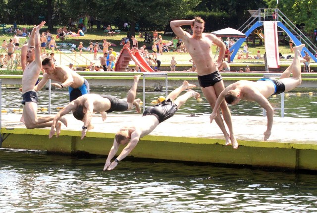 22.07.2018 wroclawgazeta wroclawskawroclaw, zalesie, chopina, kapielisko morskie okojaroslaw jakubczak / polska pressmorskie oko kapielisko basen pogoda woda dziecko odpoczynek plaza labedz opalanie ludzie tlum